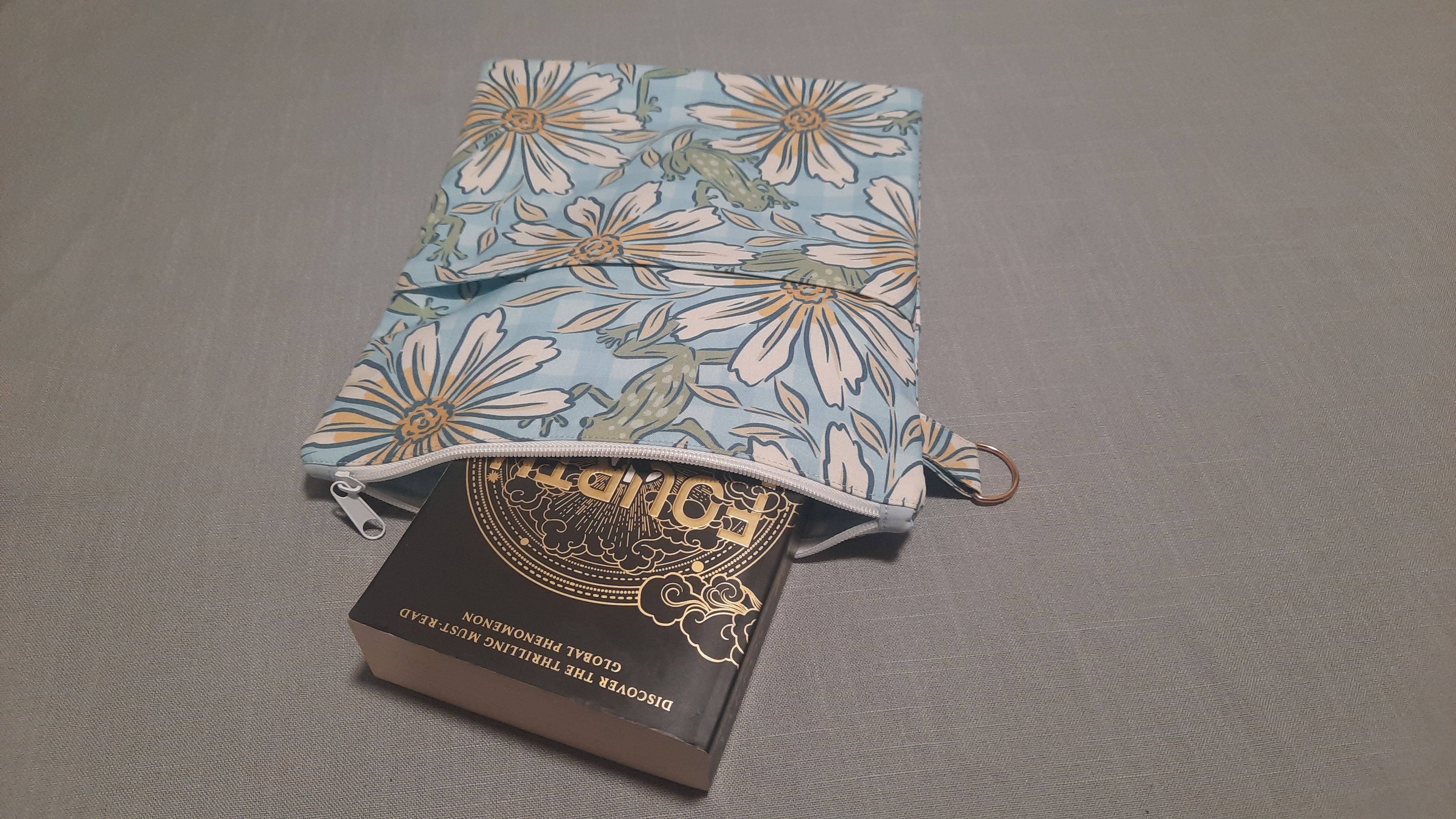 תיק לספר או מחברת DAISY FROGS